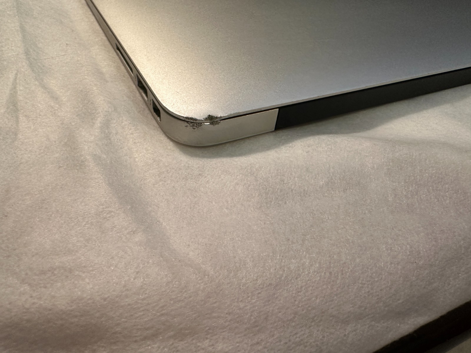 Apple MacBook Air 13.3 in (256GB SSD, Intel Core i5 5th. Gen., 1.6GHz, 8GB RAM)