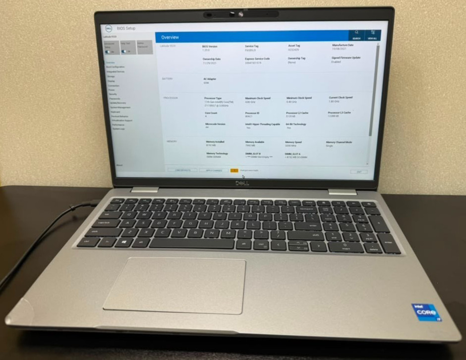 Dell Latitude 5520 15.6″ i7-1185G7 NO RAM NO SSD Broken Palm Rest Corner