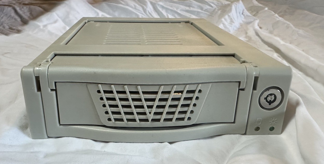 Hot Swap GN-210 Removable Mobile Media Hard Drive Tray UDMA&ATA 66/100/133 New