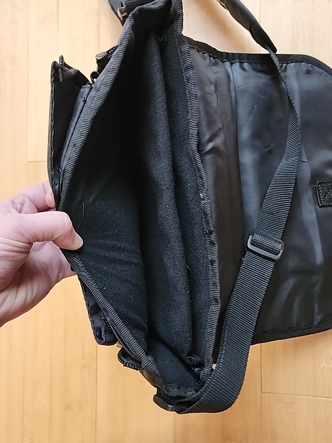 Targus Mini 10.2″ Tablet Messenger Black Gray Bag Case 11.7″H x 8.5″W x 2.5″D