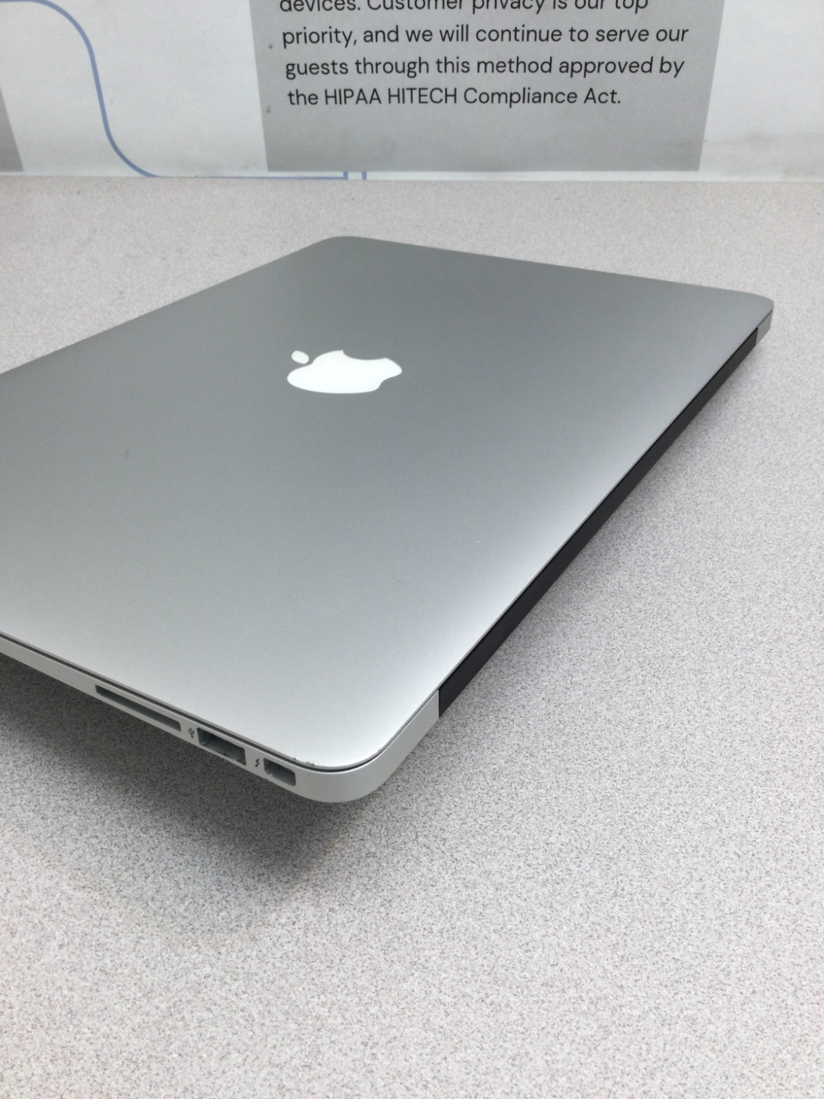 Apple MacBook Air 13.3″ 128 GB SSD, Intel Core i5 5th Gen., 1.6 GHz, 4 GB RAM