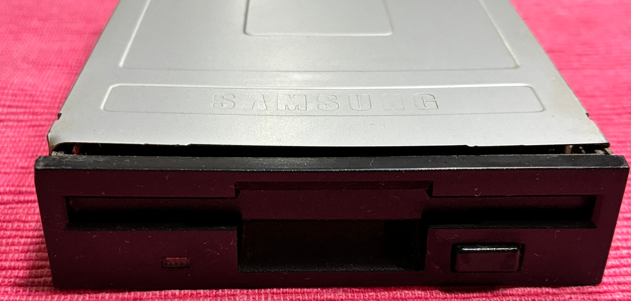 Samsung SFD-321B 3.5″ 1.44MB Floppy Disk Drive Black Bezel (Broken/not working))