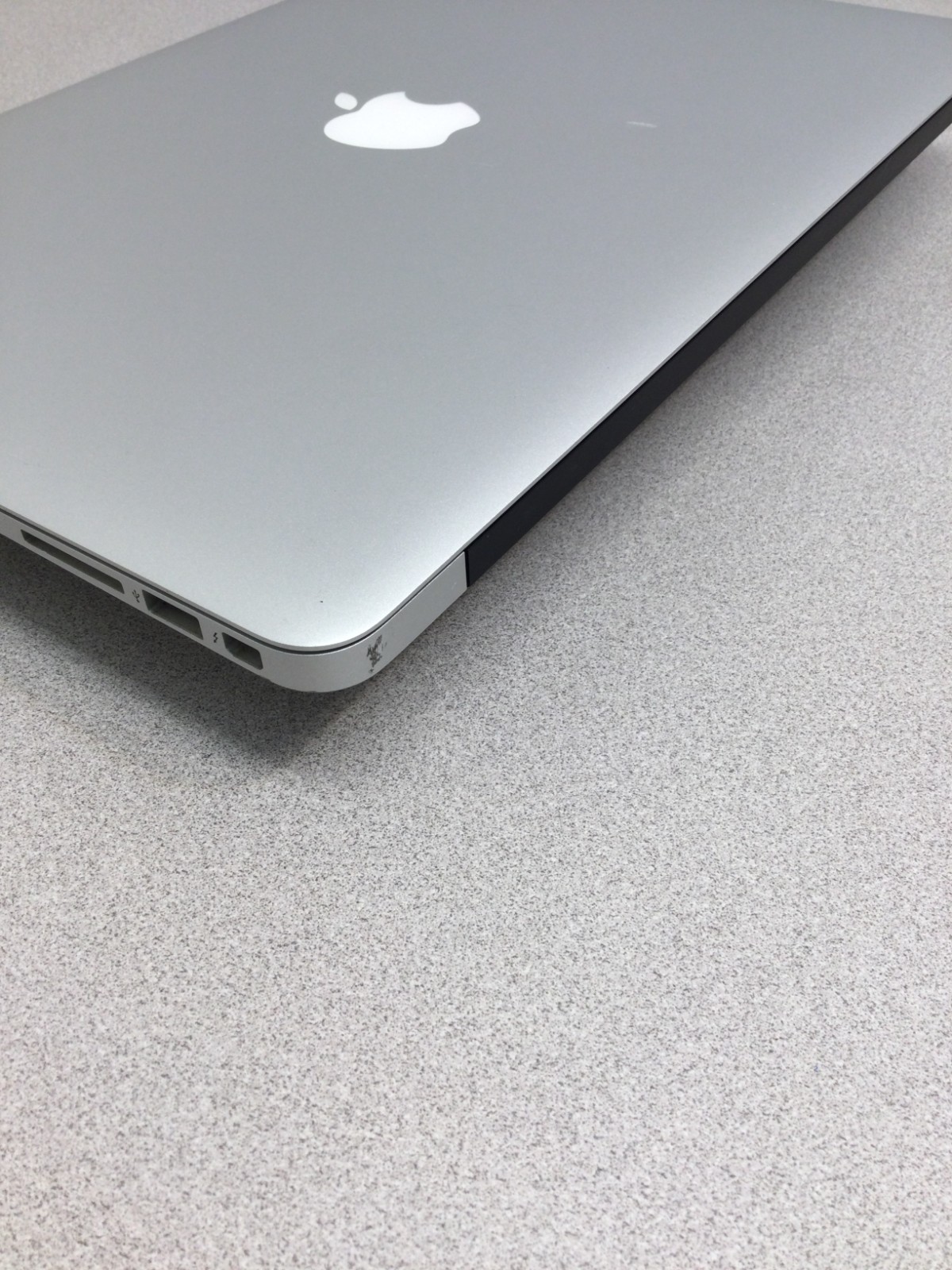 MacBook Air 13.3 in (128GB SSD, Intel Core i5 5th. Gen., 1.6GHz, 4GB RAM)