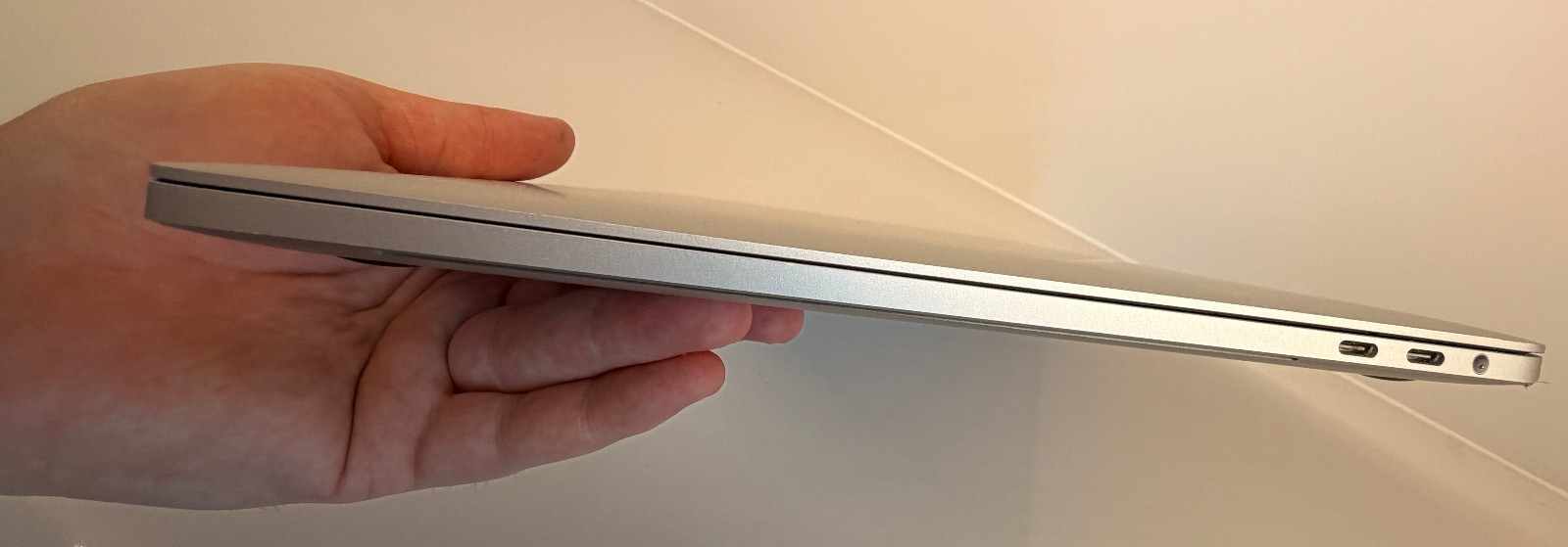 MacBook Pro 15″ 2016 – i7 2.7GHz, 16GB RAM, 1TB SSD, Radeon Pro 460 (Very Good)