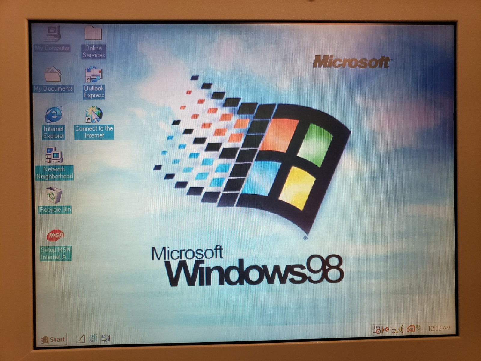 Vintage Rare Hitachi Flora 270GX 12.1″ Laptop Celeron 550MHz 64MB 10GB Win98