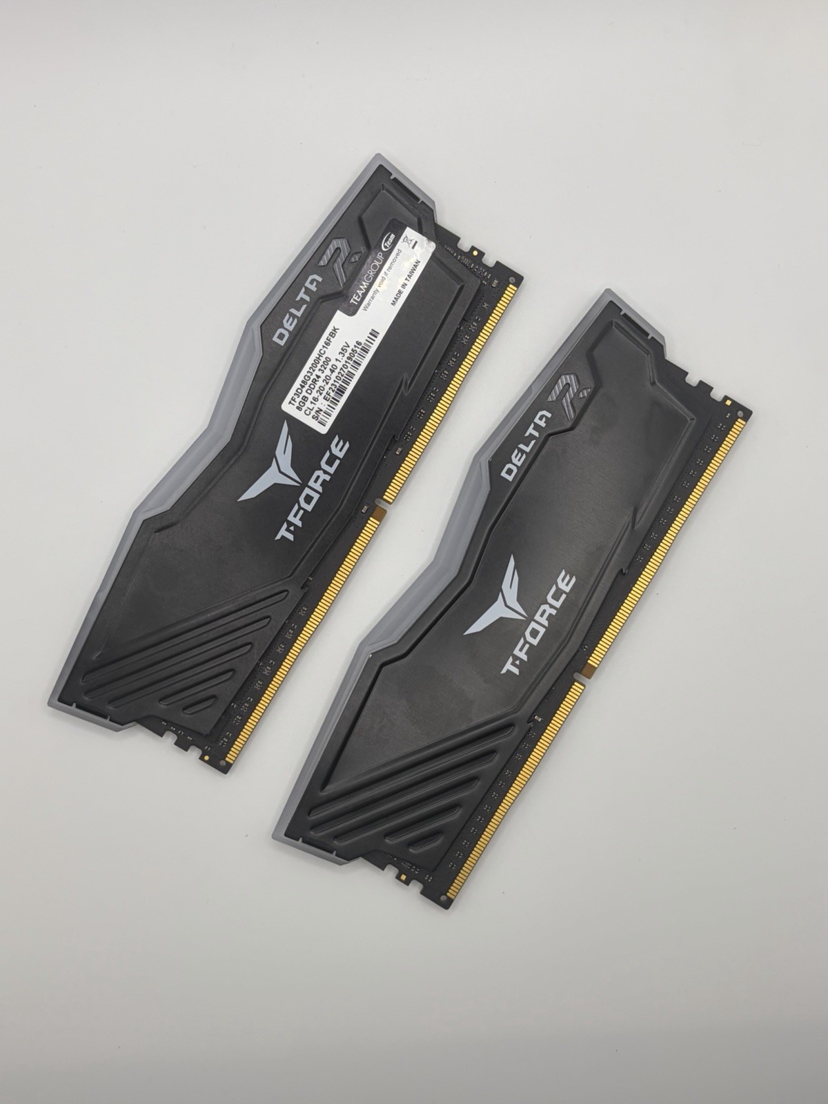 TeamGroup T-Force Delta RGB 16GB (2x8GB) RAM DDR4 3200MHz TF3D48G3200HC16CBK KIT