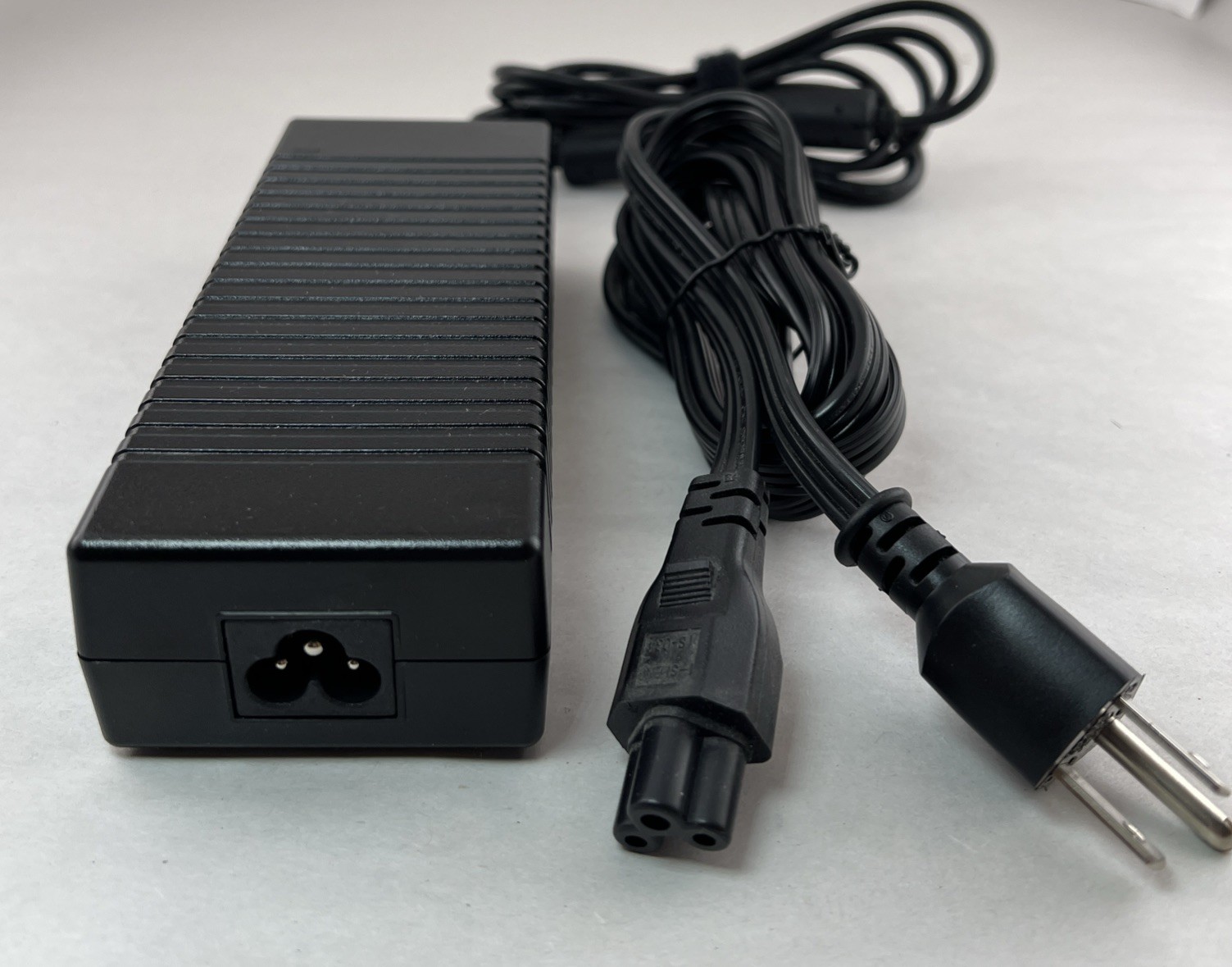 Genuine Delta ADP-135FB B AC Adapter 19V 7.1A Power Supply
