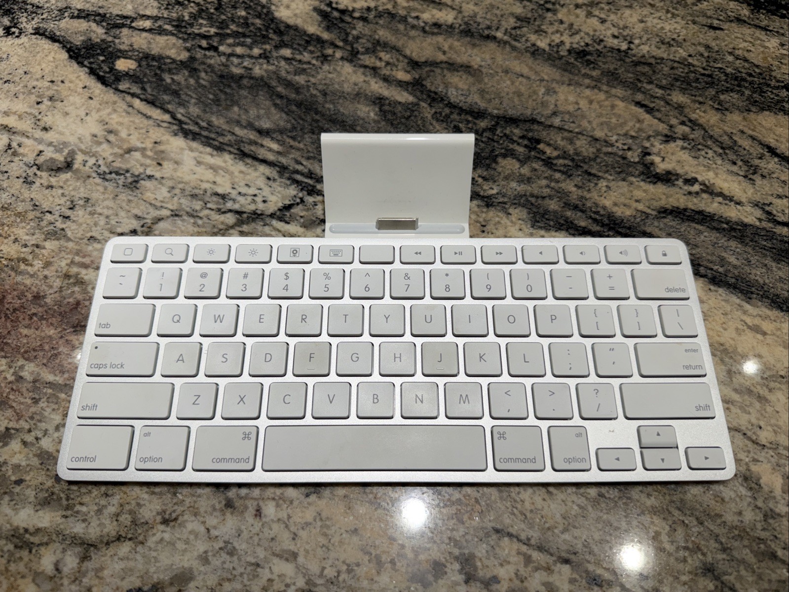 Apple OEM A1359 Keyboard Dock for Apple 30-pin Connector iPad iPhone MC533LL/A