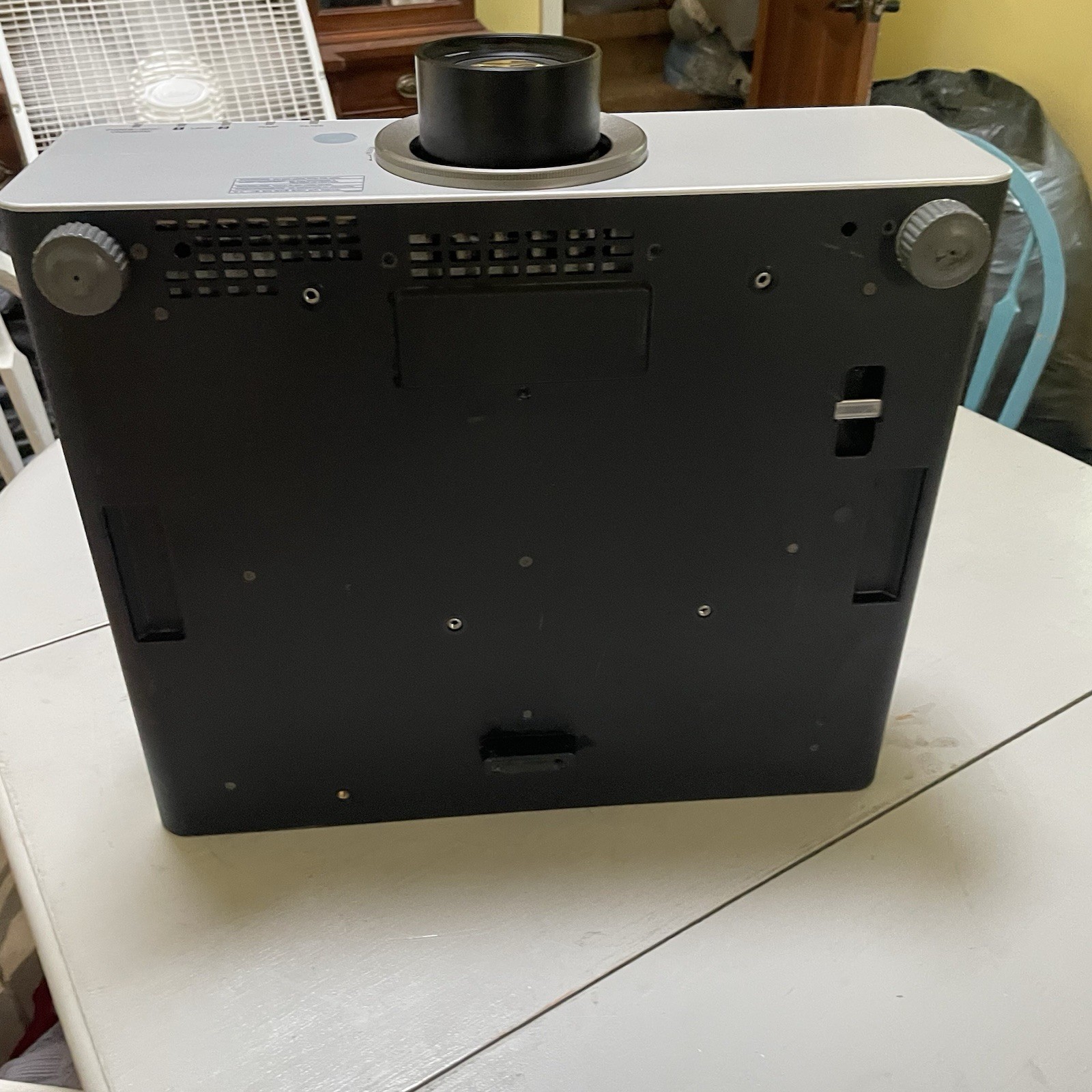 Panasonic PT-D6000 PT-D6000ULS 6500 Lumen Projector w/ET-DLE350 Lens 5966 Hours