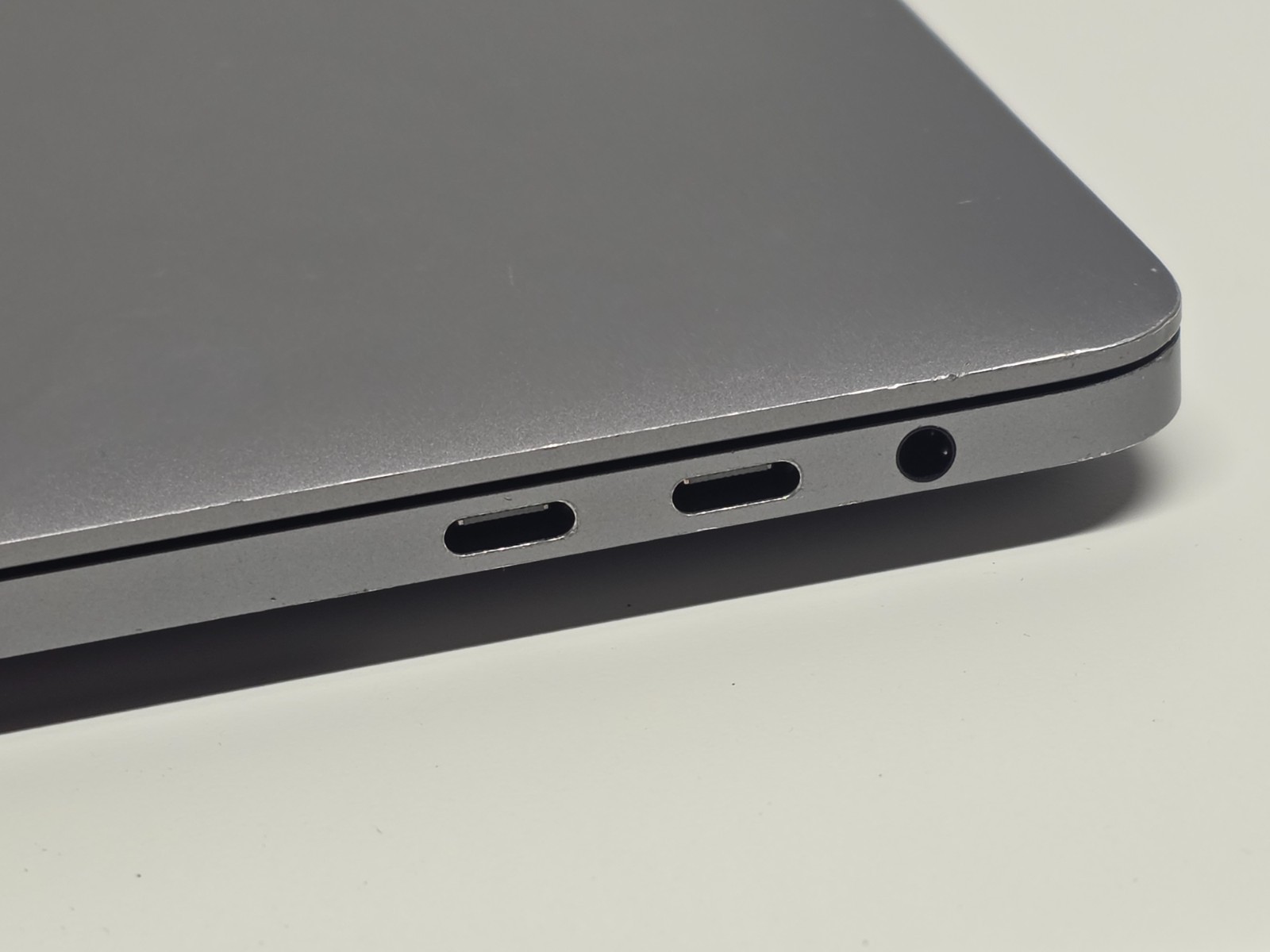 Apple MacBook Pro 15″ 2019 i7 2.6GHz 16GB 256GB SSD Radeon 555X A1990