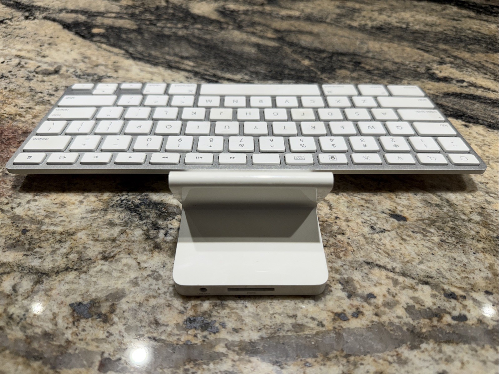 Apple OEM A1359 Keyboard Dock for Apple 30-pin Connector iPad iPhone MC533LL/A