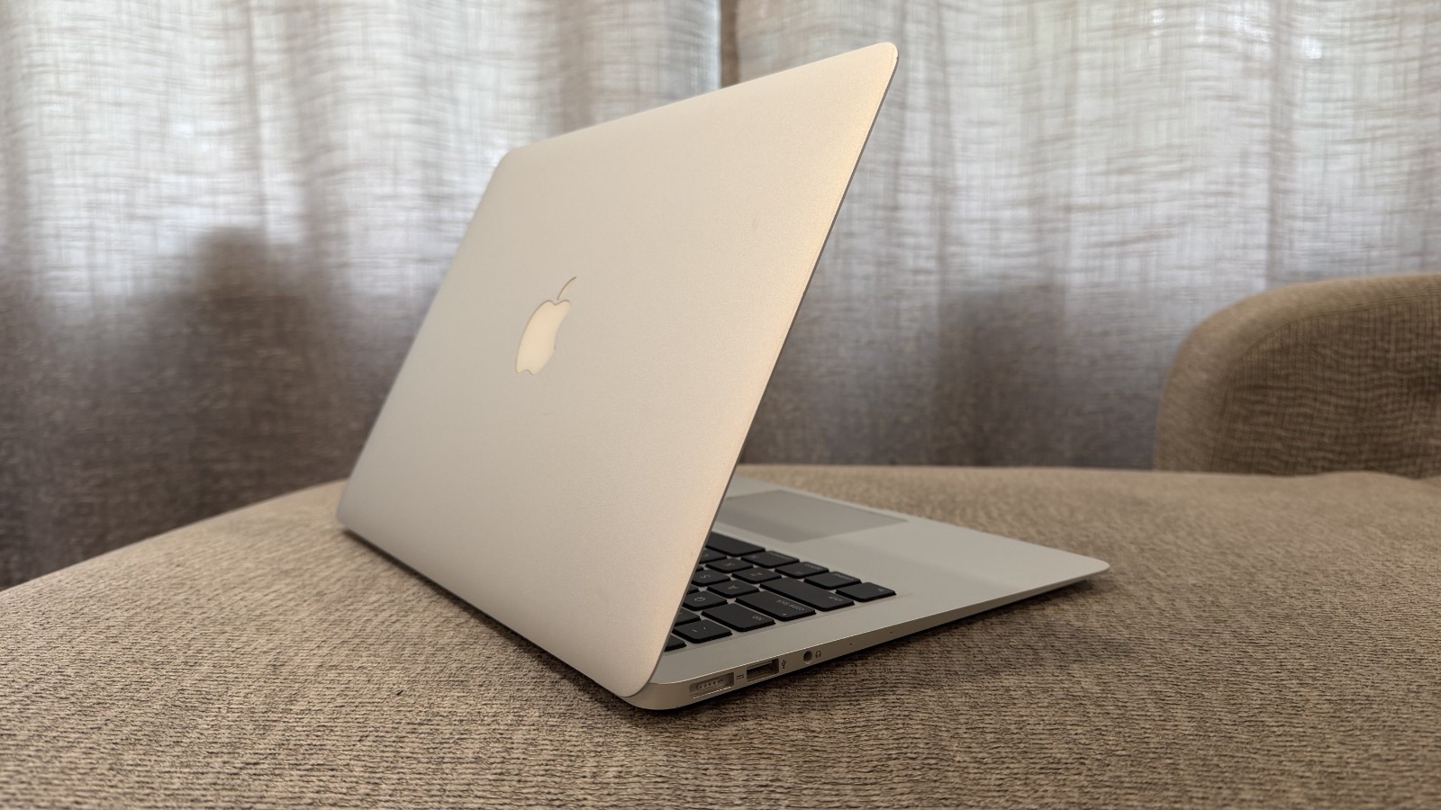 Apple MacBook Air 13″ A1466 (2014) – 1.4GHz i5 | 4GB RAM | 128GB SSD – TESTED!