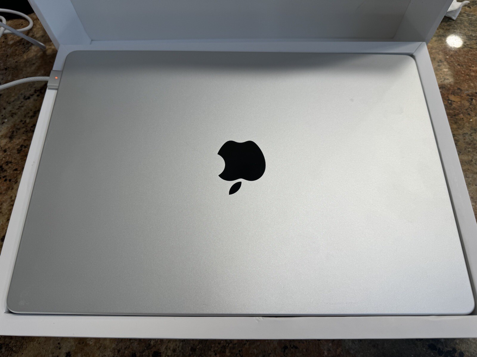 Apple MacBook Pro (14-inch, 2021) M1 Pro 10-Core / 16GB / 1TB SSD / 16-Core GPU