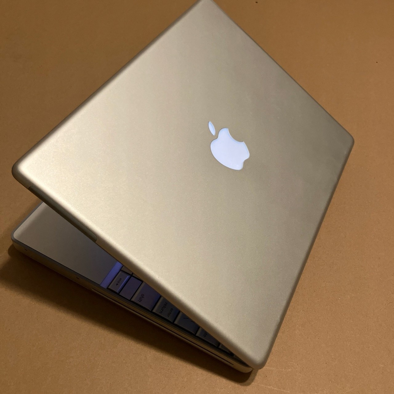 A1104 Aluminum PowerBook G4 12” 1.5 & Battery READ DESCRIPTION Flawed Fan Screen