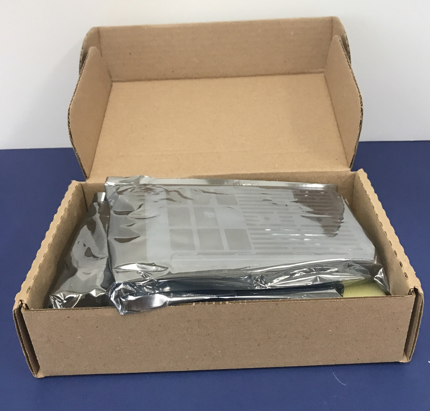 *LOT OF 2* 3.5″ 0F238F-300GB-15K 6G SAS LFF HDD CADDY DELL, INC POWEREDGE