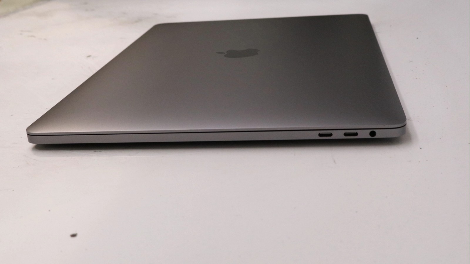 Apple Macbook Pro 15″ i9-9980HK 16GB 512GB CHP KBD – Good READ DESC