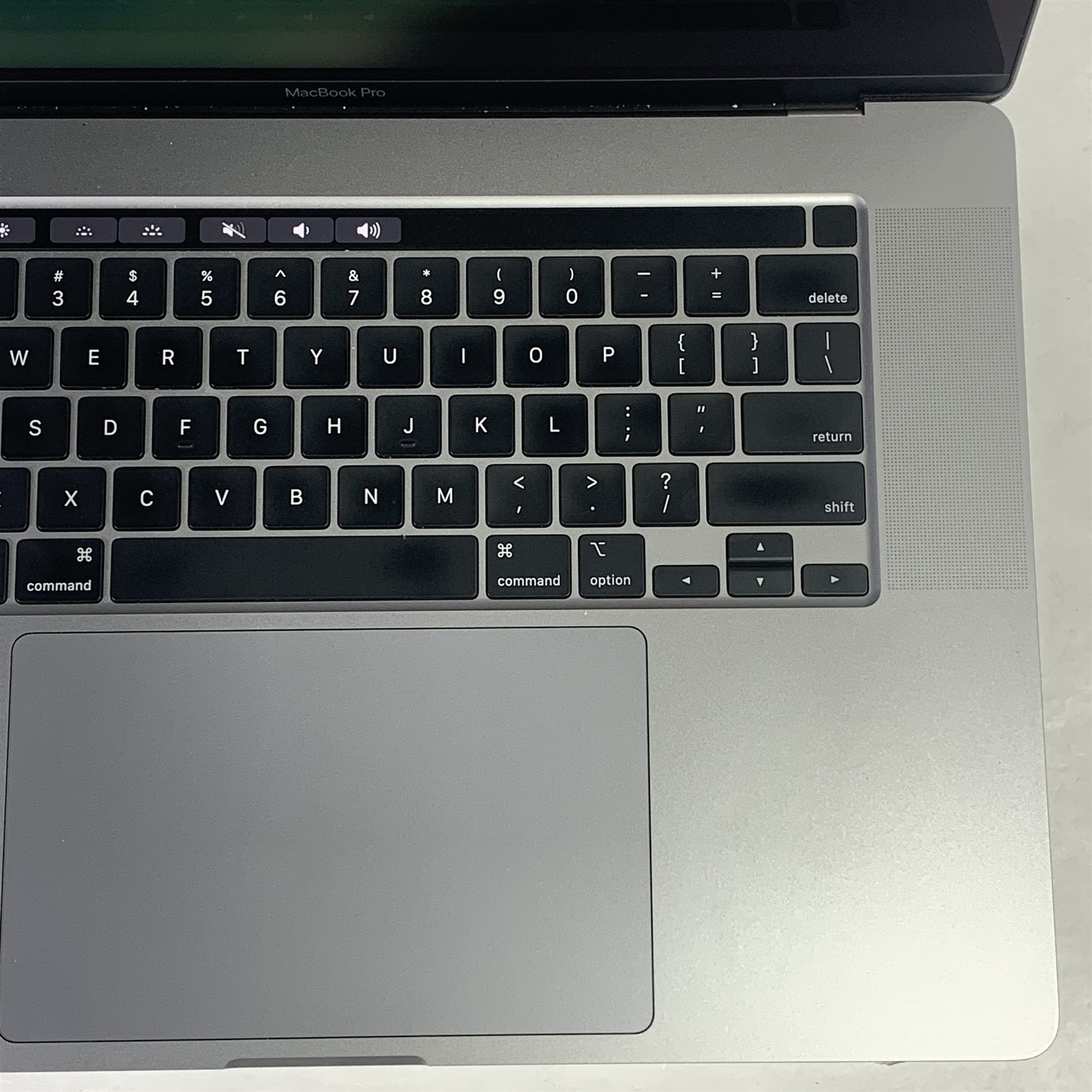 Apple MacBook Pro A2141 (2019) 16″ Laptop Core i9-9980HK 2.3GHz 16GB – 500GB SSD