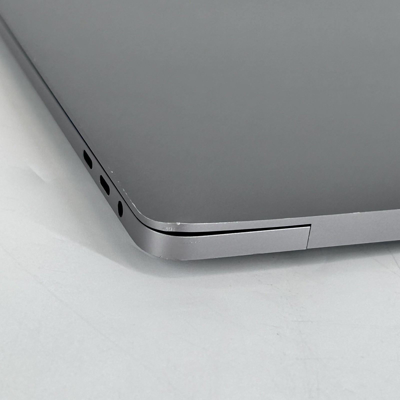 MacBook Pro 16 Touch Bar Gray 2019 Core i9 16GB 1TB Radeon Pro 5500M LCD Bleed