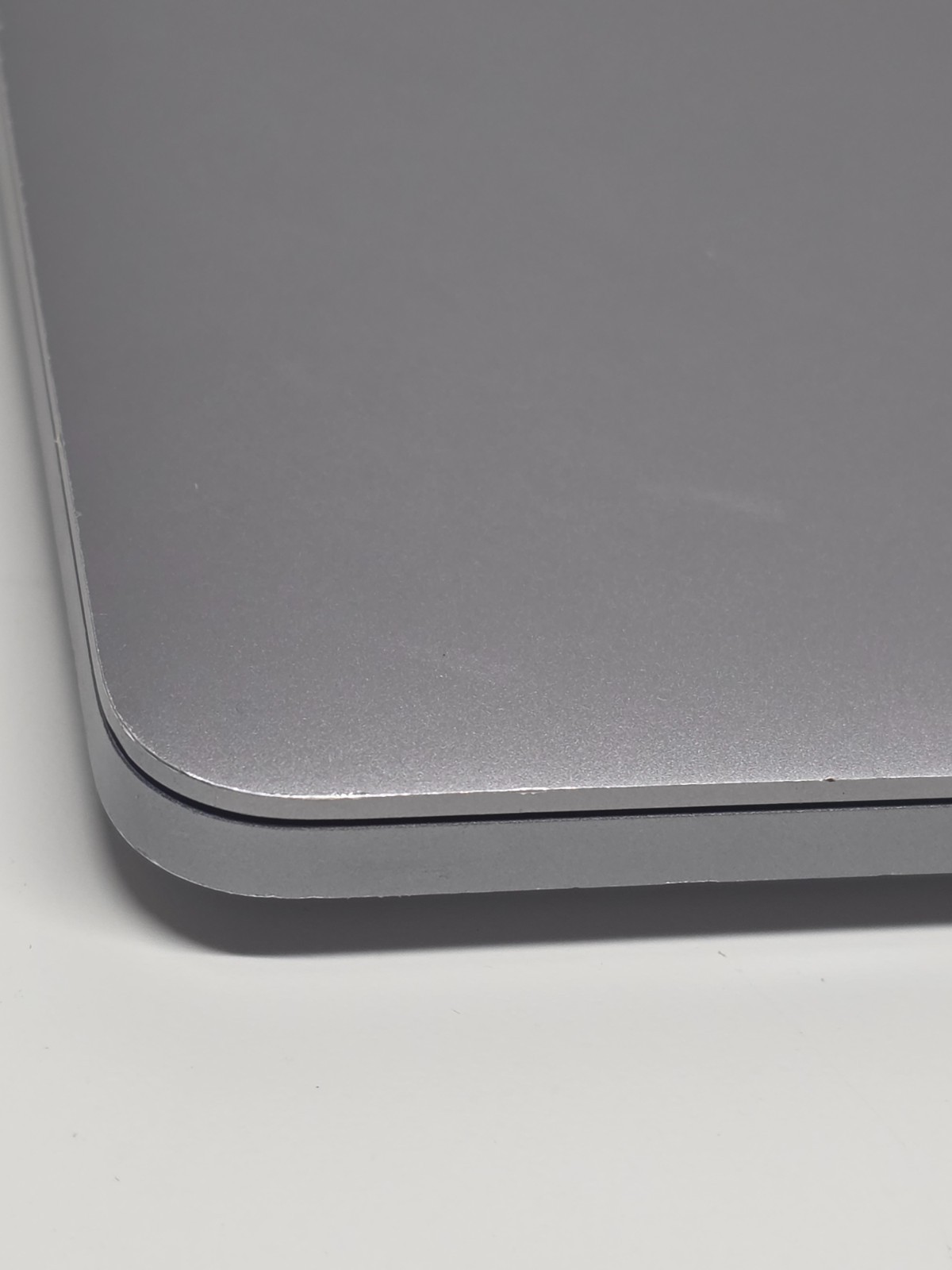 Apple MacBook Pro 15″ 2019 i7 2.6GHz 16GB 256GB SSD Radeon 555X A1990