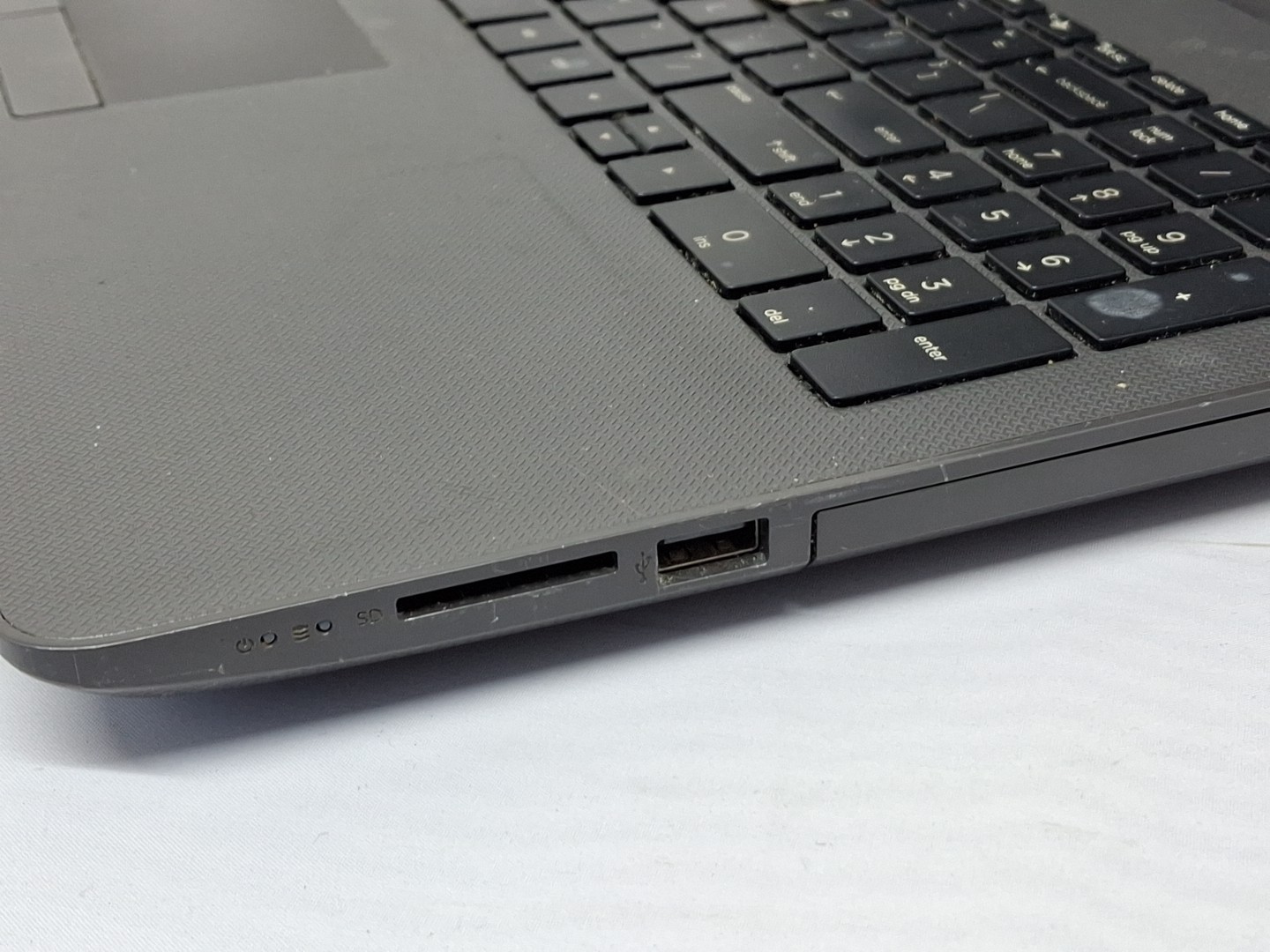 HP 250 G6 – i5-7200U – 8GB, 256GB, Windows 11 – bad key, loose hinge