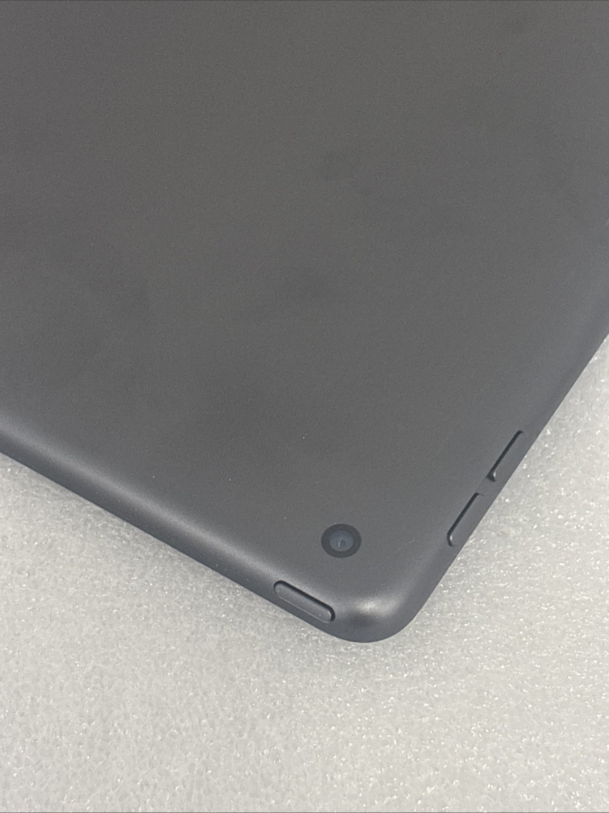 Apple iPad (9th Generation) A2602 256 GB, Wi-Fi, 10.2″ – Space Gray *Read*