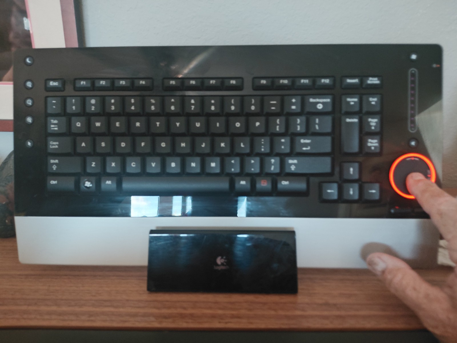 Logitech DiNovo Edge Wireless Bluetooth Keyboard & Charging Dock TestedY-RAY81