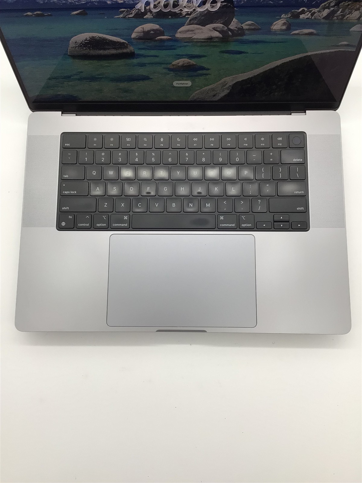 Apple A2780 MacBook Pro 16″ Apple M2 Pro/32GB RAM/512GB SSD – MacOS Tahoe