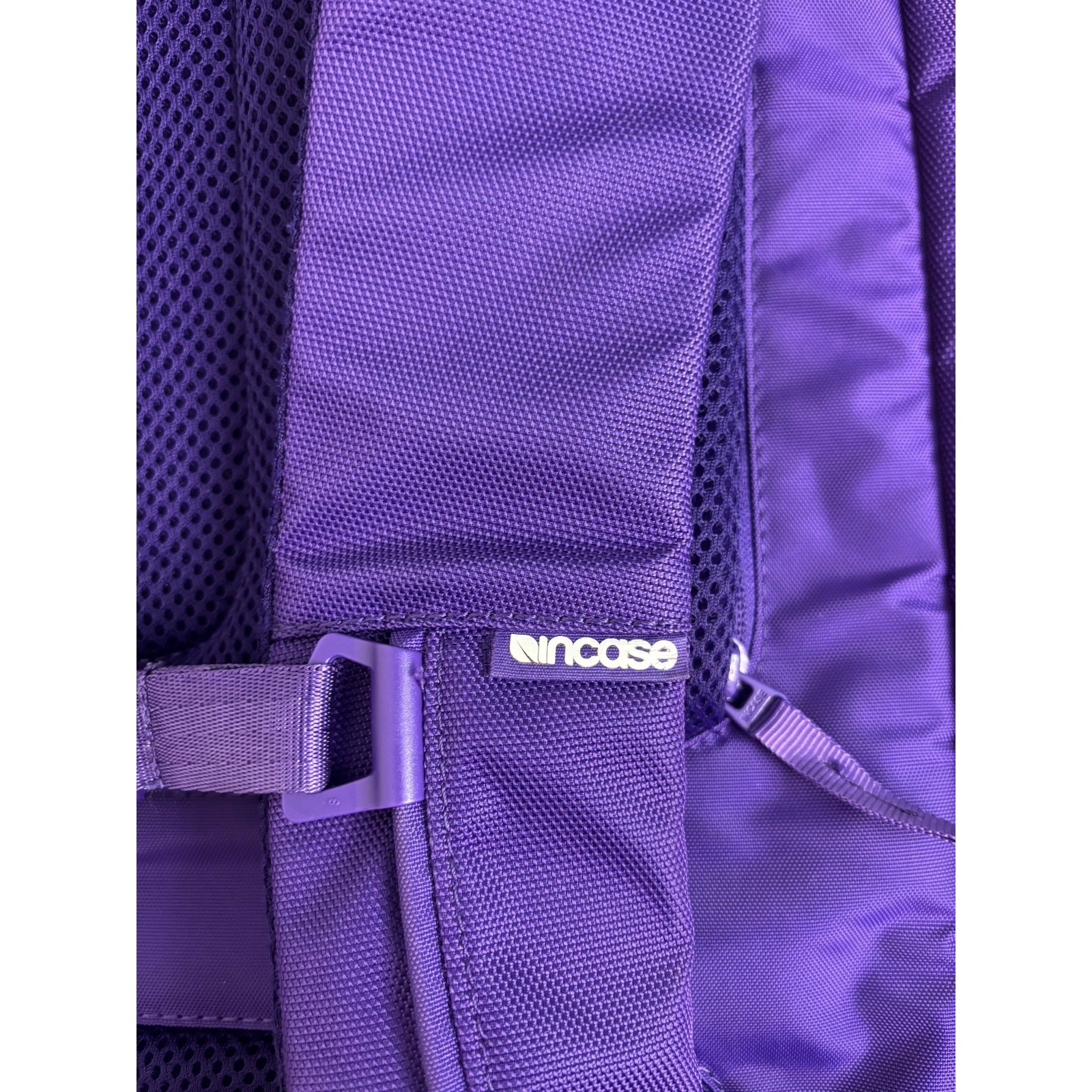 Incase Purple Laptop Backpack Padded Sleeve Deluxe Pockets Macbook 17″ EUC