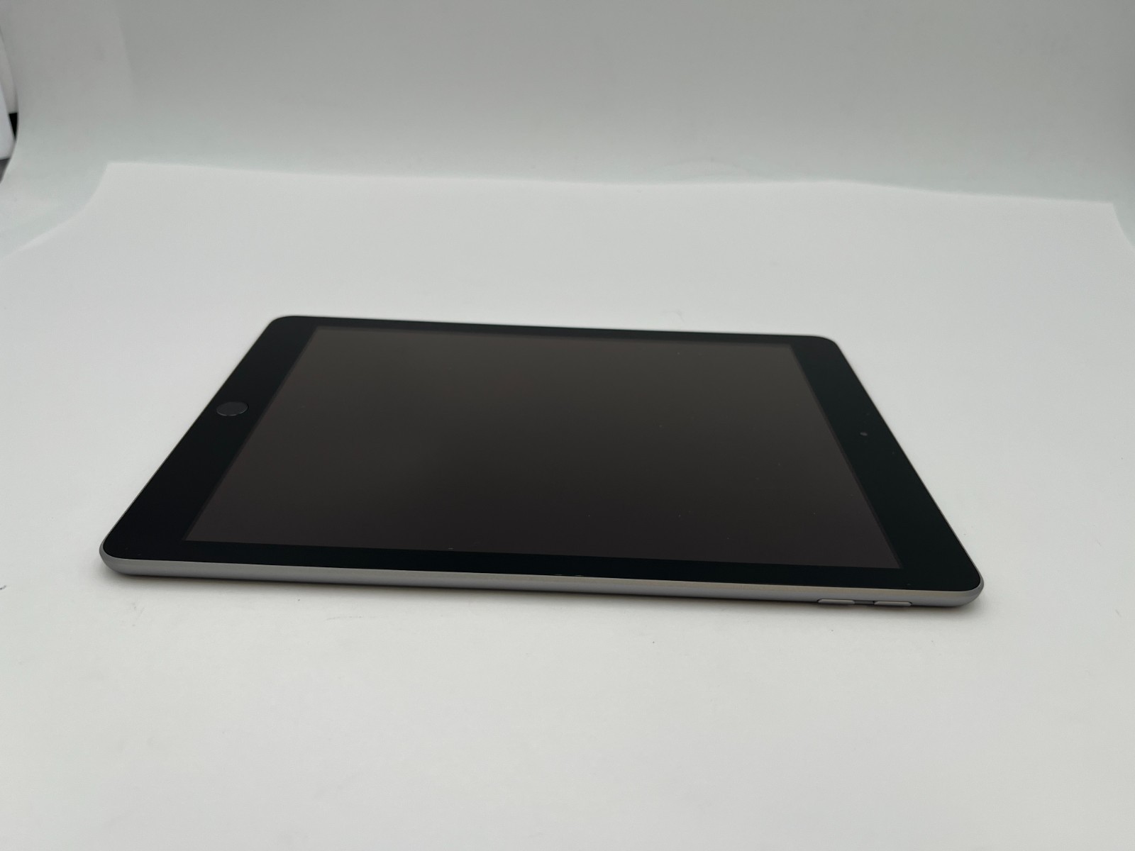 APPLE IPAD 6th GEN WIFI ONLY TABLET 9.7″ -32GB A1893