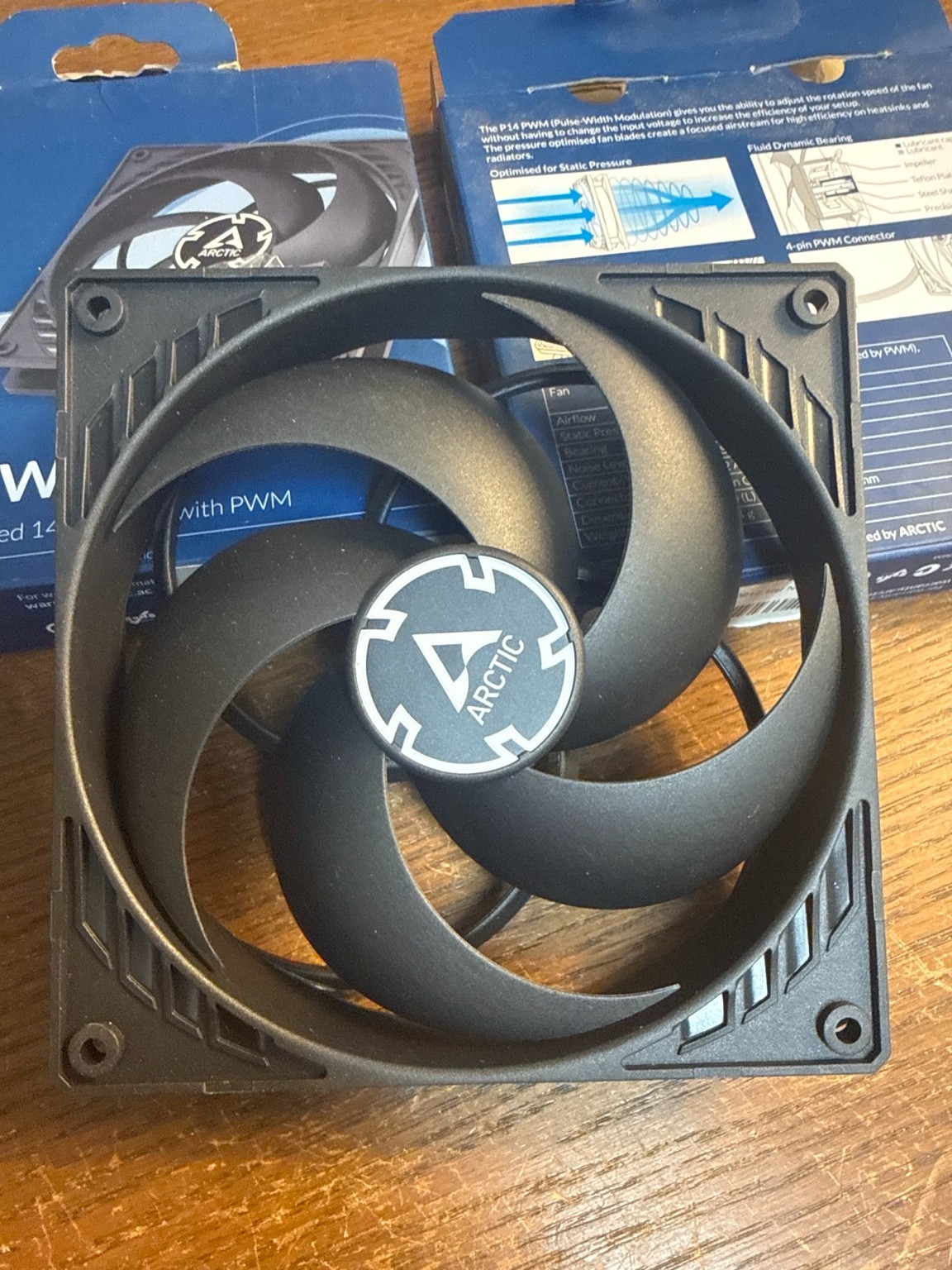 ARCTIC P14 PWM 140mm Pressure-Optimized Case Fan 4-Pin PWM Fluid Dynamic Bearing