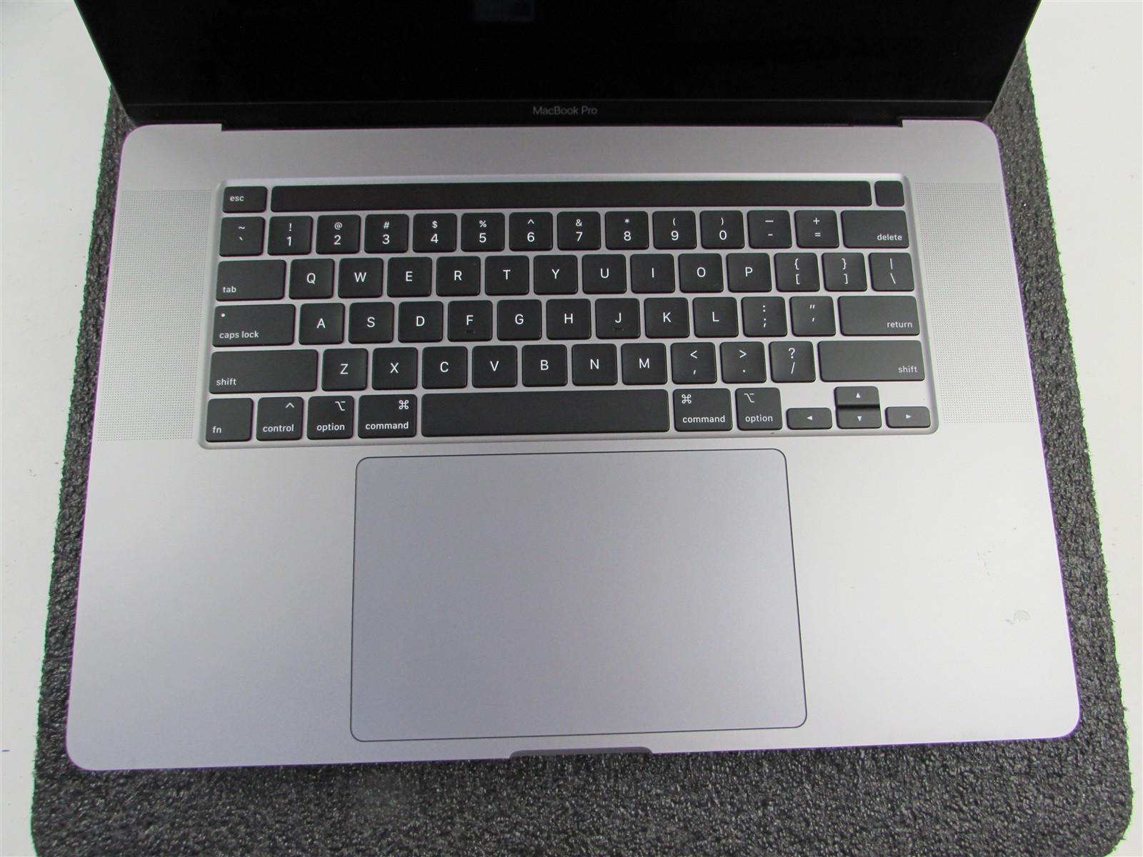 APPLE MACBOOK PRO A2141 3072X1920 I9-9980Hk 1TB SSD 32GB RAM AMD GPU NO O.S