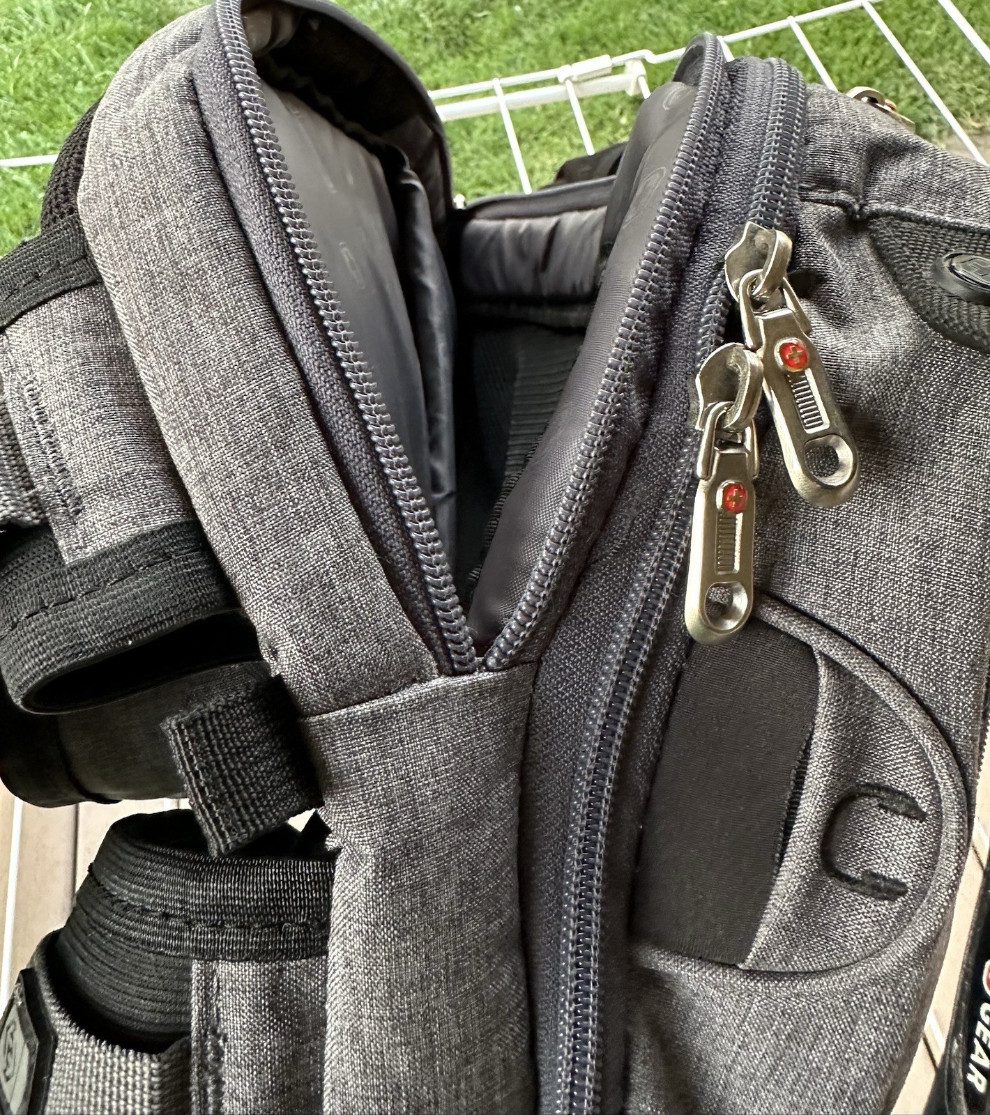 SwissGear 1900 Scansmart TSA Friendly 17 Inch Laptop Backpack – Gray/Heather