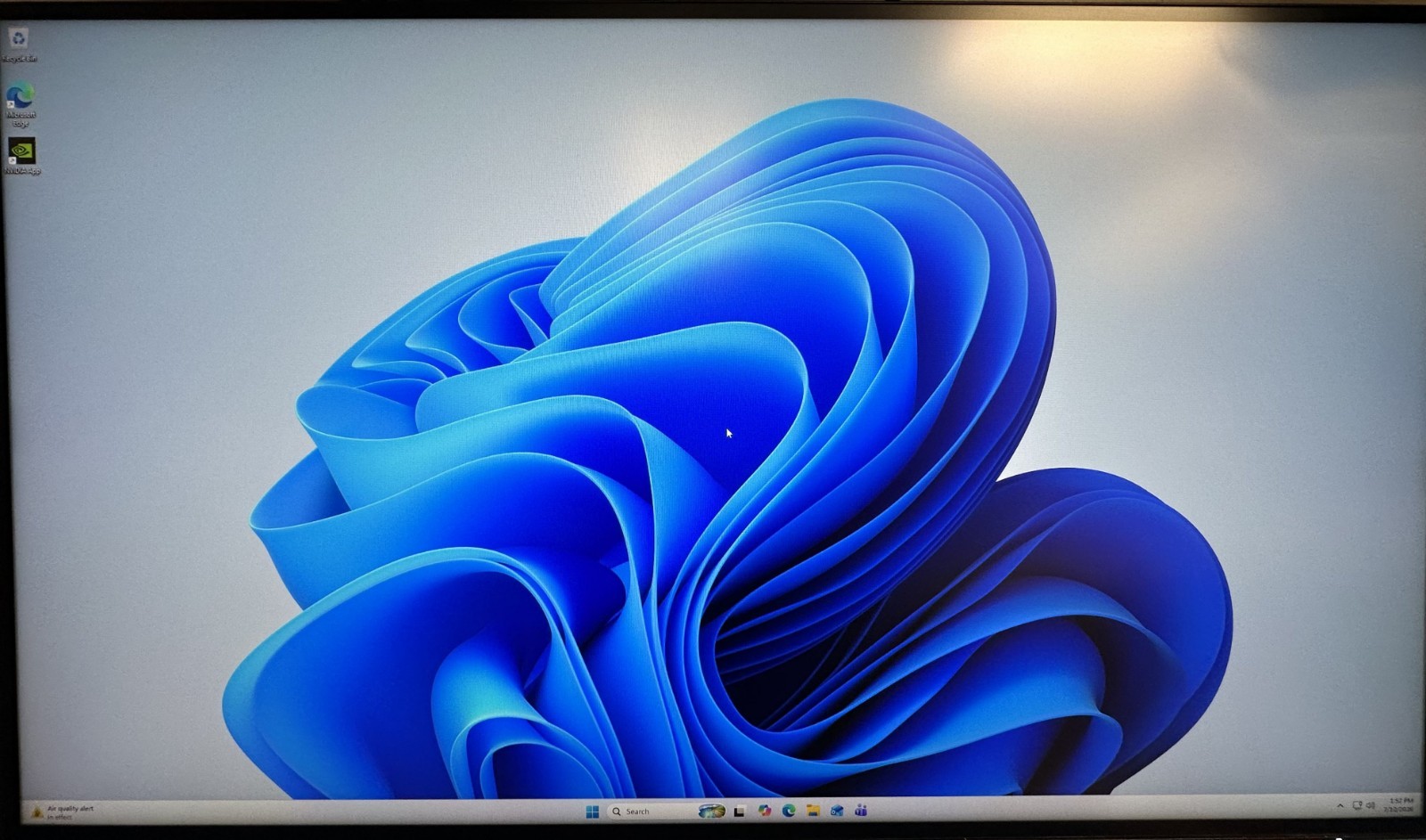 Dell UltraSharp 27″ Thunderbolt IPS LED Hub Monitor QHD – U2724DE – 2025 Model