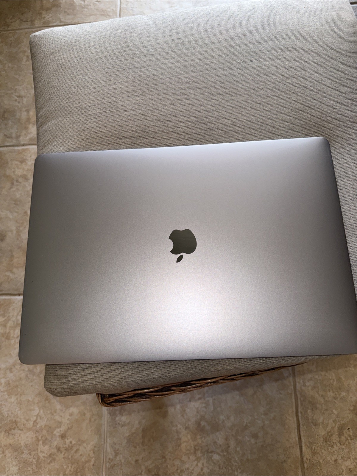 Apple MacBook Pro 2019 16-inch, 16GB, 2.6GHz 6-Core Intel I7 – 512GB SSD – A2141