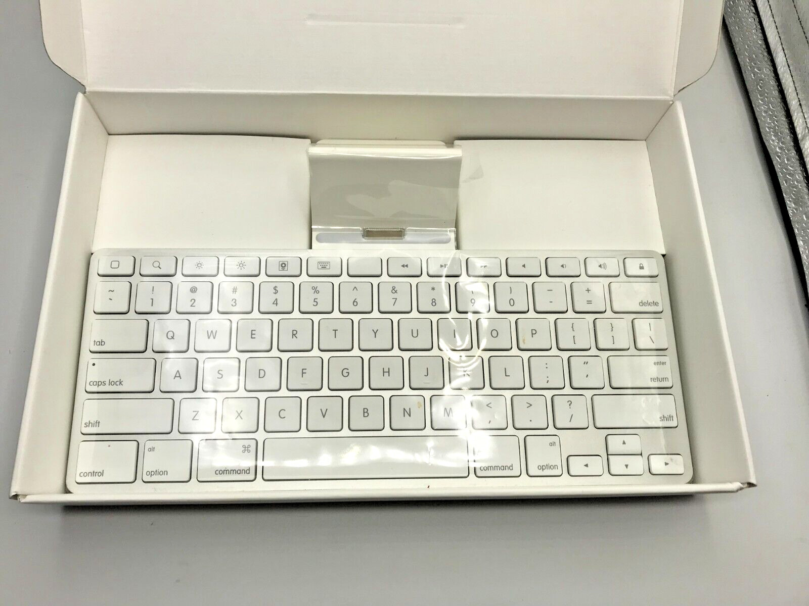 Apple iPad Keyboard Dock – Model A1359 MC533LL/B w/ Original Box New