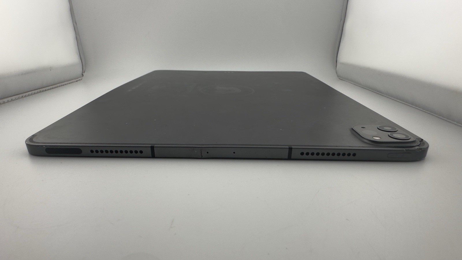 Apple iPad Pro 5th Generation – A2379 256 GB, Wi-Fi 5G, 12.9 in – FMI ON LCKED