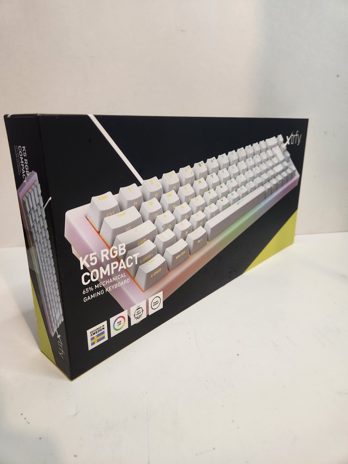 Xtrfy K5 Hotswap Prebuilt Kailh Red – 65% – White – RGB