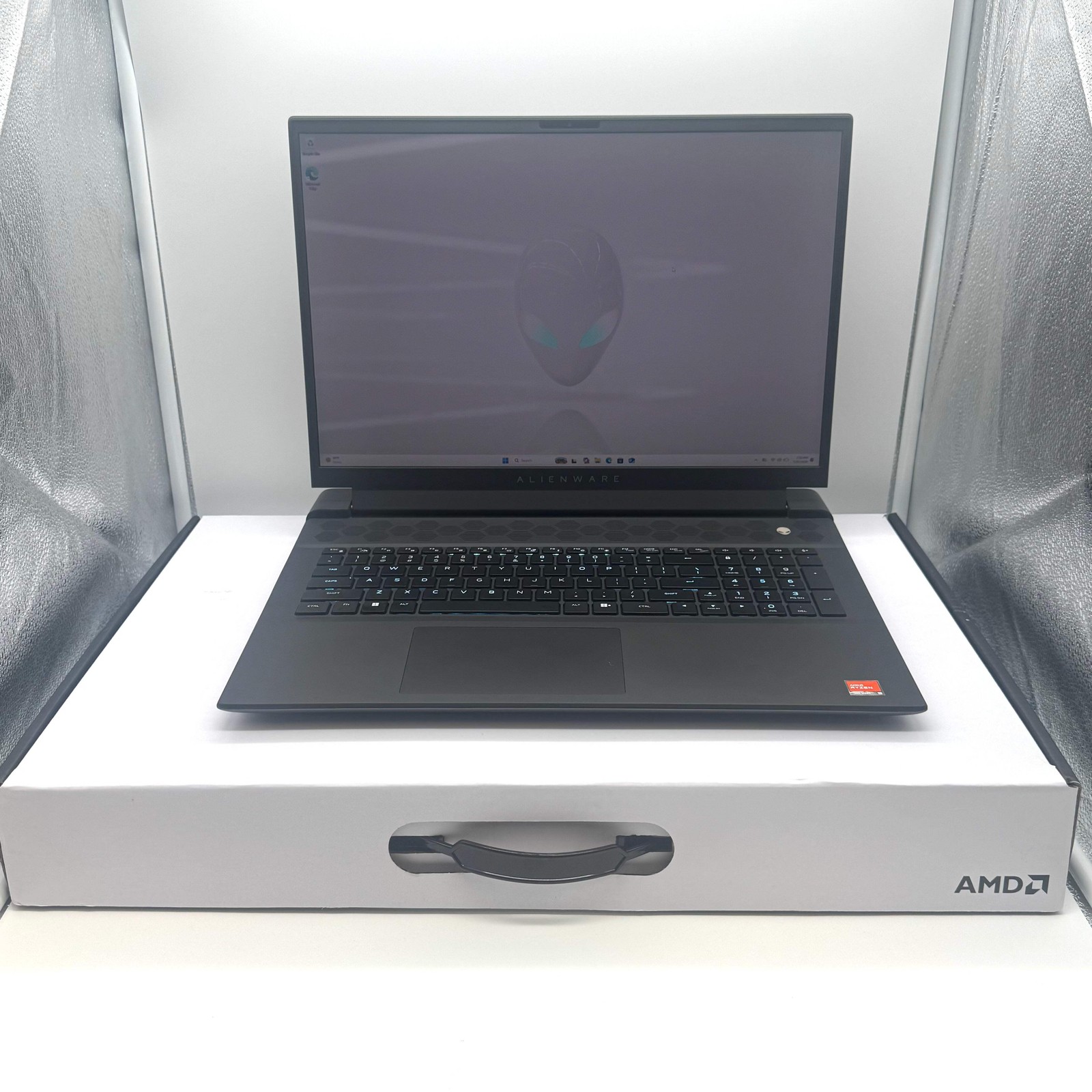 Alienware m18 2023 Laptop 18-inch AMD Ryzen 9 7000 Series 32GB RAM 1TB Black Use
