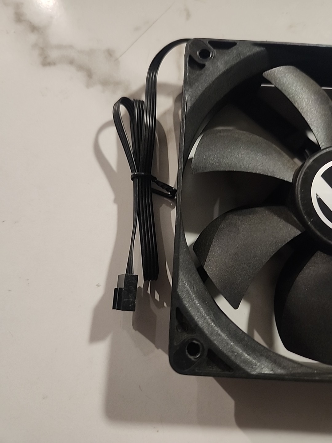 lian li Pc fan 4 pin pwm 12 volt 0.2 A 800-1500 RPM
