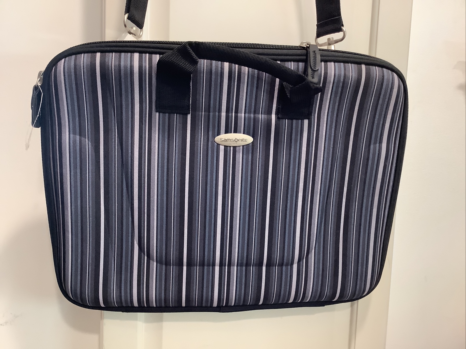 Samsonite 3023 Black Striped Shoulder Laptop Carrying Case/Bag – Luggage