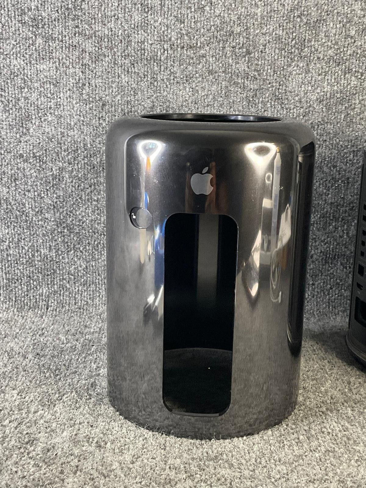 Apple Mac Pro A1481 Xeon E5 3.7GHz Quad Core SSD 40577