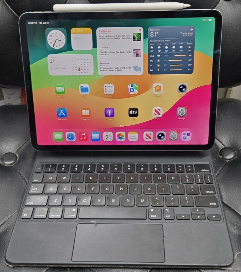 Apple iPad Pro 11″ (2nd Gen) A2230 1 TB, Wi-Fi + 4G – Space Gray+Magic Keyboard