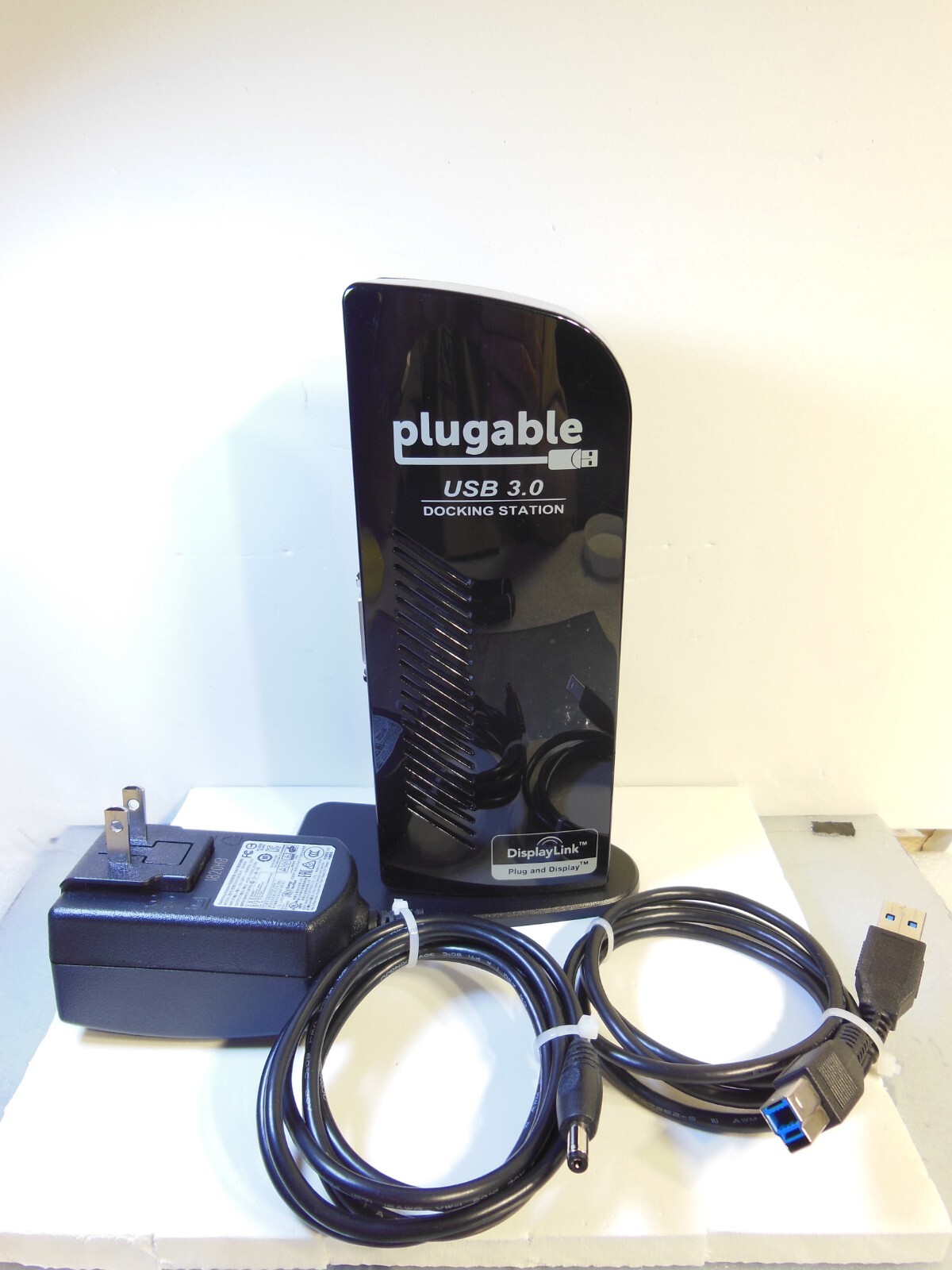 Plugable UD-3900 USB 3.0/2.0, RJ-45, DVI, HDMI, Audio out , mic input,