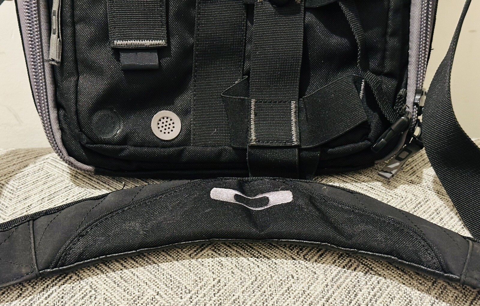 Oakley Black Vertical Computer Laptop Black Padded Messenger Bag Office