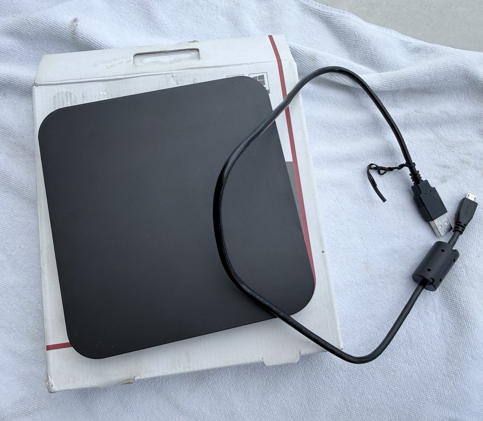 LG Ultra Slim Portable External DVD Writer SP80NB80 24x CD 8x DVD USB Mac PC
