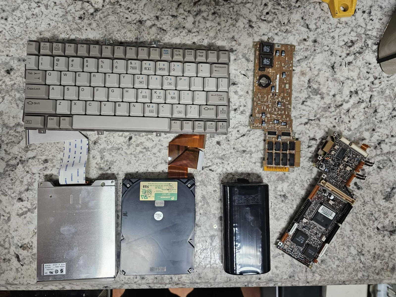 1st Compaq LTE Laptop CP4021 20MB 3.5″ IDE hard disk + Floppy Keyboard Mainboard