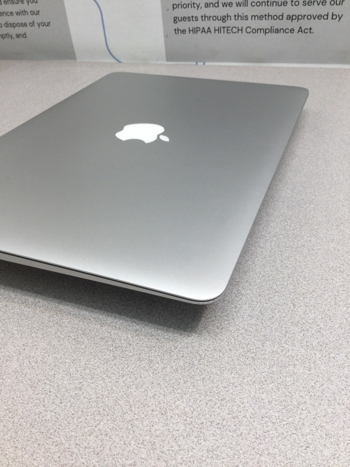 Apple MacBook Air 13.3″ 128 GB SSD, Intel Core i5 5th Gen., 1.6 GHz, 4 GB RAM