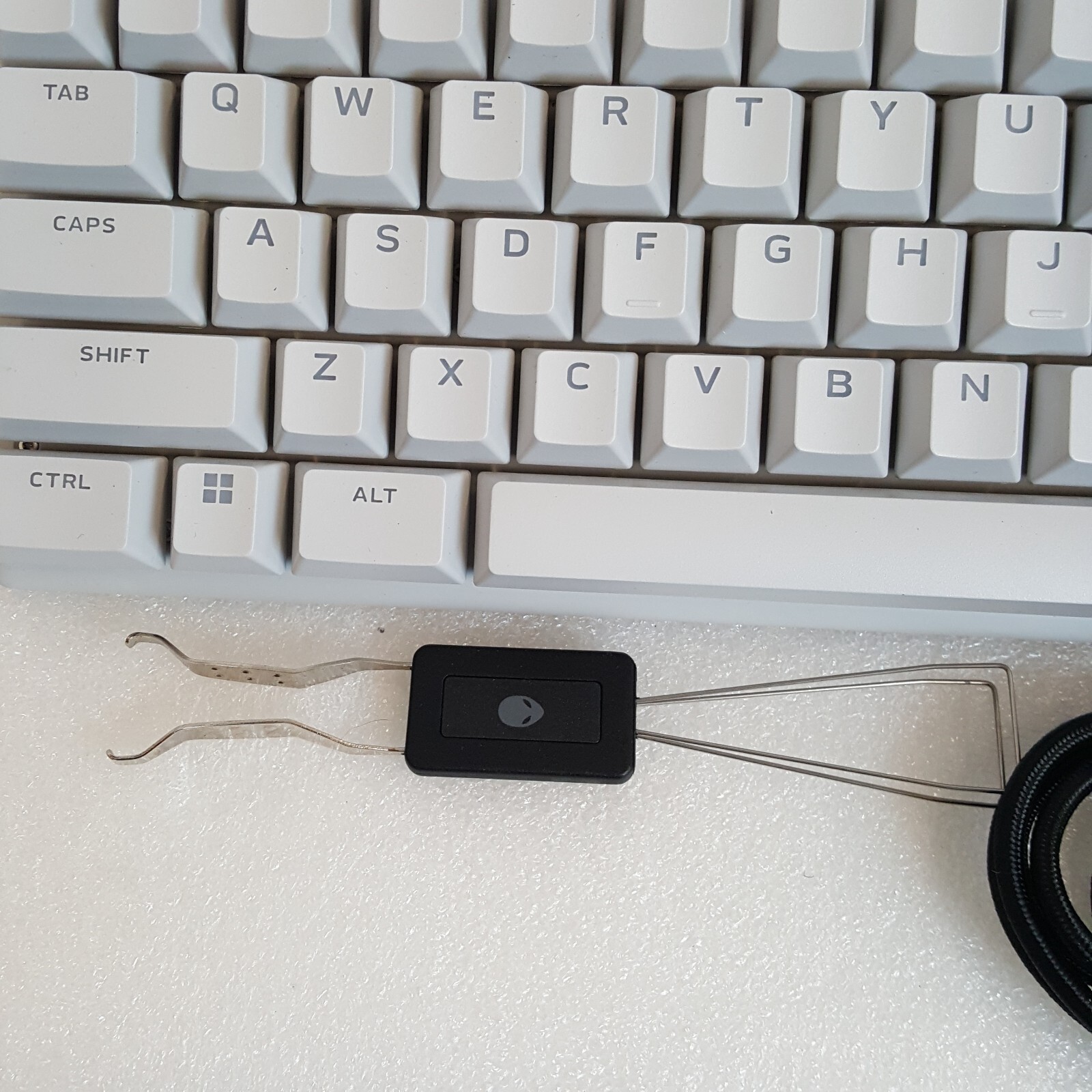 Alienware – Pro 75% Wireless Mechanical Gaming Lunar Ligth Keyboard!