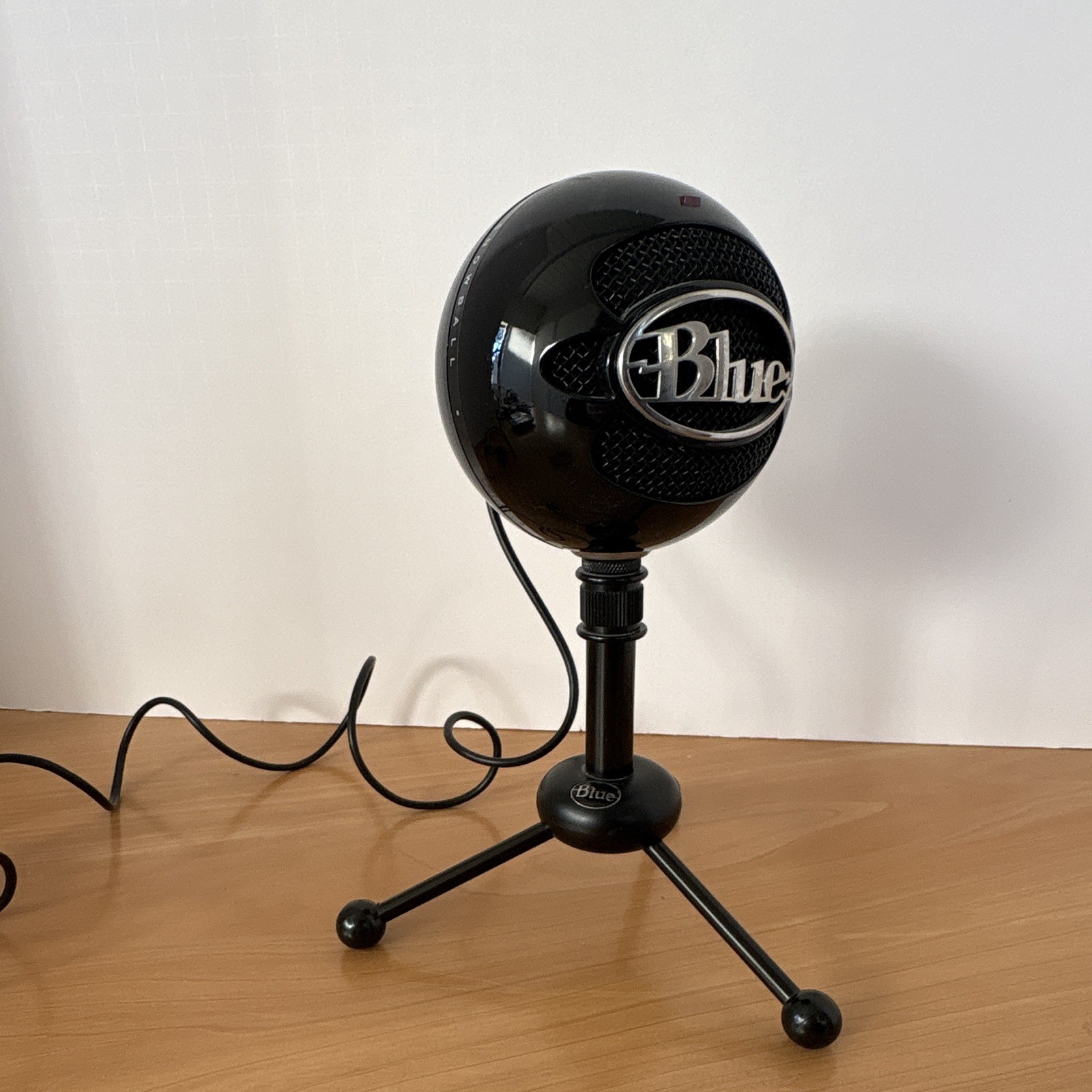 Blue Snowball USB Freestanding Desktop Microphone, Black, Tripod Stand working