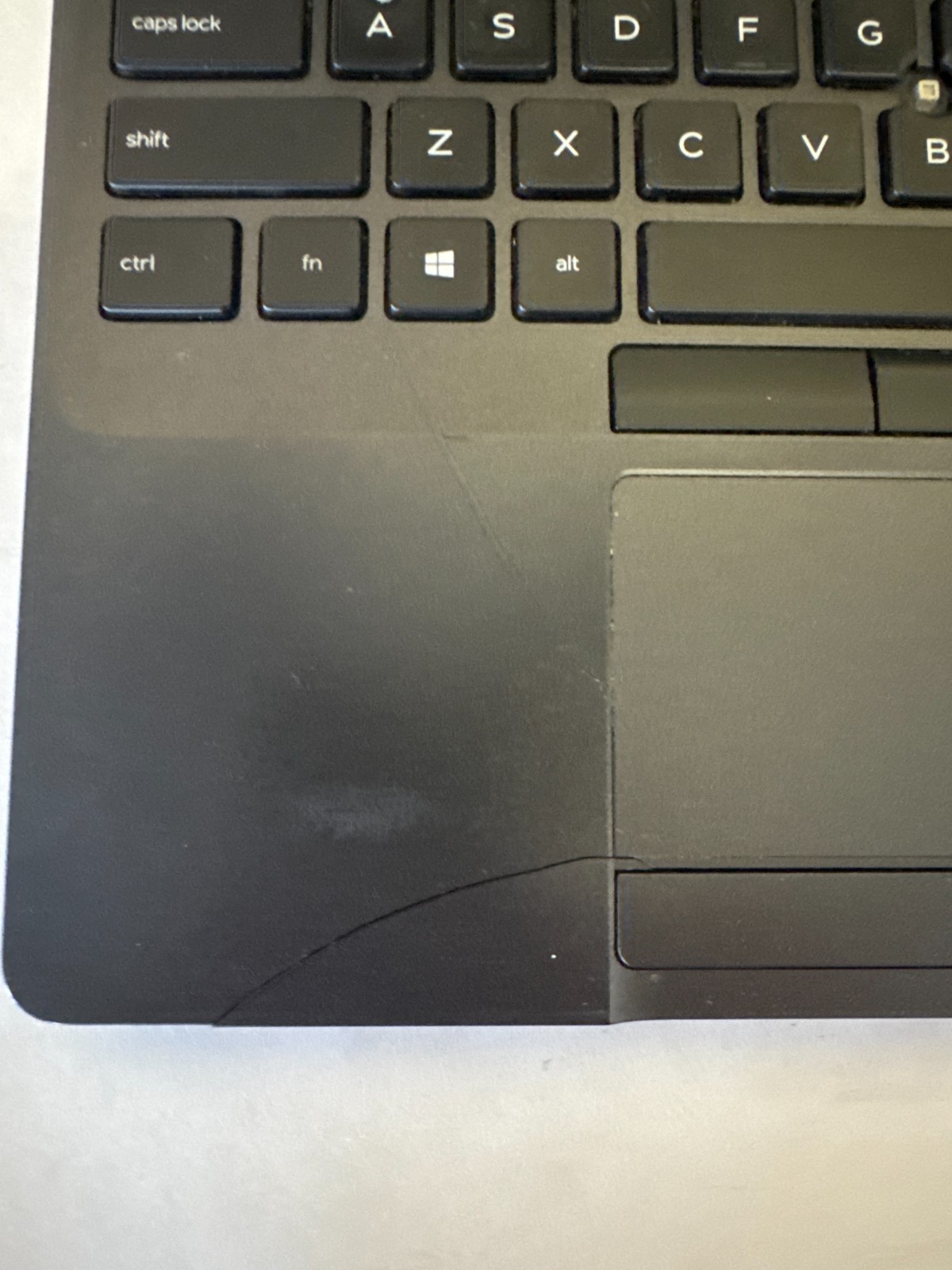 Dell Latitude 5500 Intel i5-8365U 1.60GHz NO RAM/SSD – Case cracked – Bad Batt